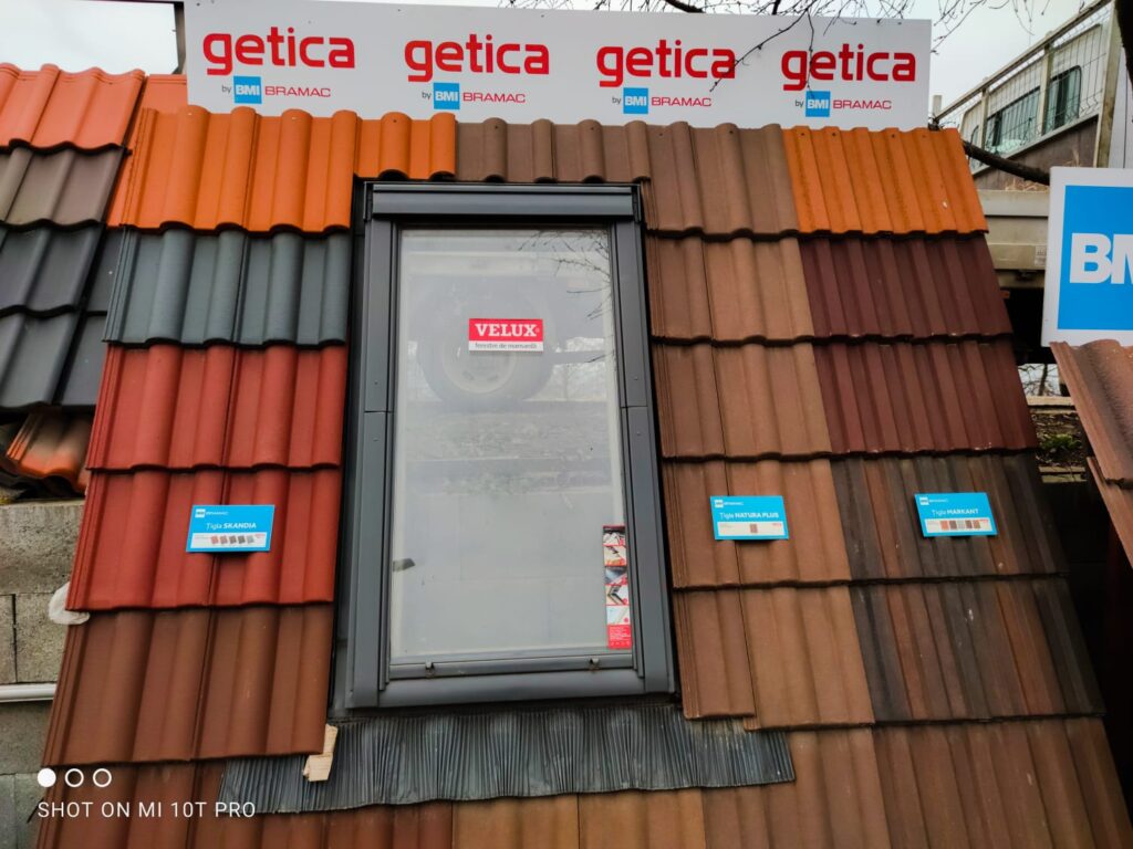 Mostra de acoperis cu tigla si fereastra de mansarda
